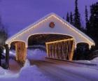 Крытый мост оформлены на Рождество